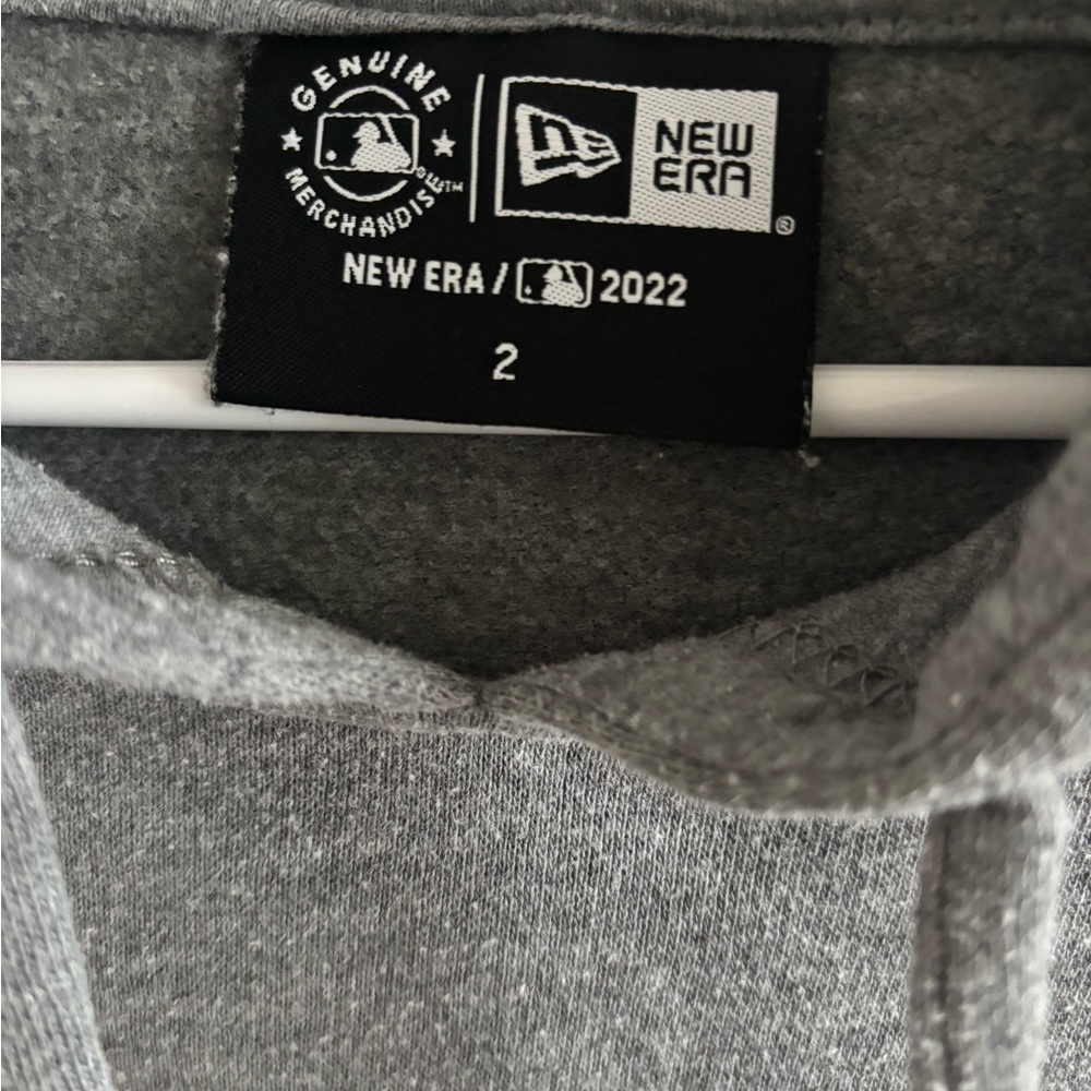 New Era Women’s Gray Cubs Pullover Hoodie - Picture 3 of 5